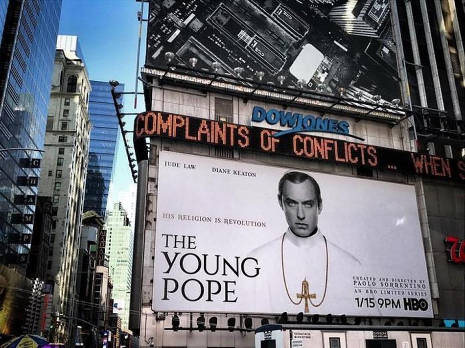 In Usa prima del debutto è Young Pope Mania, Law campeggia a Times Square.