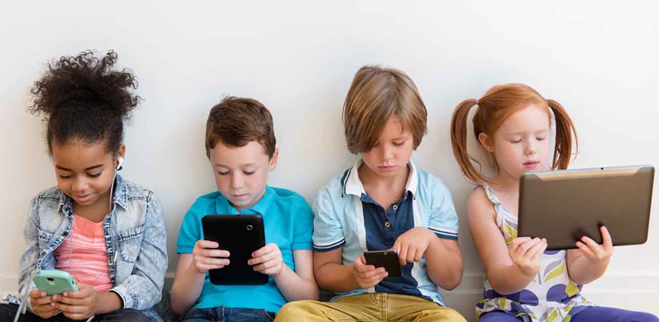 Bambini e smartphone, amore che supera i videogiochi